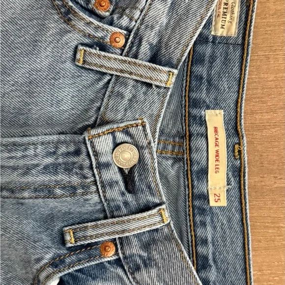 Classic Levi’s Light Blue Straight-Leg Jeans - Picture 2 of 5